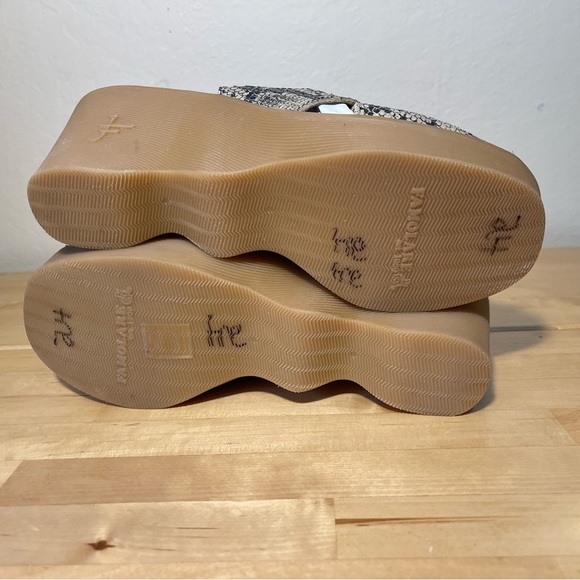 Famolare Cross Your Heart Platform Sandals Snake embossed leather. - Picture 8 of 12